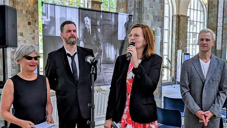 Die Ausstellungsmacher bei der Vernissage: (von links) Malerin Eva Feichtinger und Maler Stephan Mundi, beide Vorsitzende des Kunstvereins ART 97688, mit Kurdirektorin Sylvie Thormann und KiSo-Intendant Alexander Steinbeis. - Die Ausstellungsmacher bei der Vernissage: (von links) Malerin Eva Feichtinger und Maler Stephan Mundi, beide Vorsitzende des Kunstvereins ART 97688, mit Kurdirektorin Sylvie Thormann und KiSo-Intendant Alexander Steinbeis. Die Ausstellungsmacher bei der Vernissage: (von links) Malerin Eva Feichtinger und Maler Stephan Mundi, beide Vorsitzende des Kunstvereins ART 97688, mit Kurdirektorin Sylvie Thormann und KiSo-Intendant Alexander Steinbeis. - Die Ausstellungsmacher bei der Vernissage: (von links) Malerin Eva Feichtinger und Maler Stephan Mundi, beide Vorsitzende des Kunstvereins ART 97688, mit Kurdirektorin Sylvie Thormann und KiSo-Intendant Alexander Steinbeis.