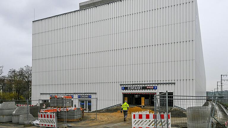 Das neue Parkhaus am Quellenbach neben dem Würzburger Hauptbahnhof ist fast fertig, aber noch nicht eröffnet. Noch dauern die Außenarbeiten an.