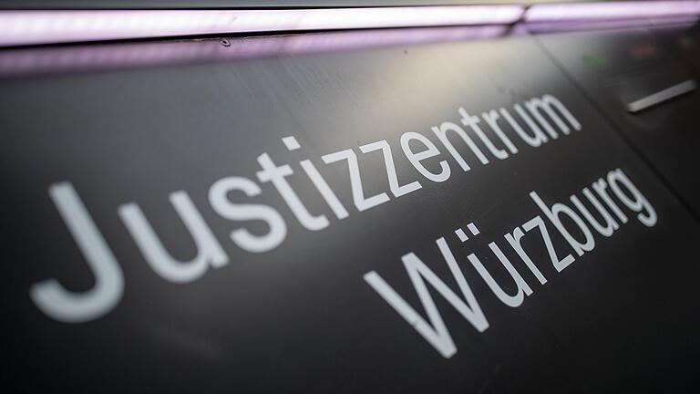 Für den Tod eines Demenzkranken mussten sich dessen Frau und Sohn vor dem Amtsgericht Würzburg verantworten. Beide waren der fahrlässigen Tötung des Ehemanns beziehungsweise Vaters angeklagt, beide wurden freigesprochen.