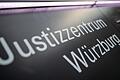 Für den Tod eines Demenzkranken mussten sich dessen Frau und Sohn vor dem Amtsgericht Würzburg verantworten. Beide waren der fahrlässigen Tötung des Ehemanns beziehungsweise Vaters angeklagt, beide wurden freigesprochen.