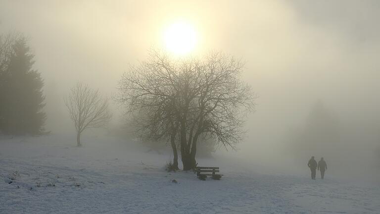 Winterwanderer konnten erst auf dem Kreuzberggipfel die Sonne etwas genießen.