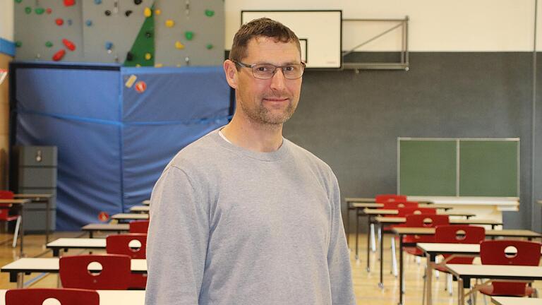 Matthias Baumbach vom Schulleitungsteam in Bad Neustadt in der Turnhalle des Rhön-Gymnasiums. Dort finden die schriftlichen Abiturprüfungen statt. Matthias Baumbach vom Schulleitungsteam in Bad Neustadt in der Turnhalle des Rhön-Gymnasiums. Dort finden die schriftlichen Abiturprüfungen statt.