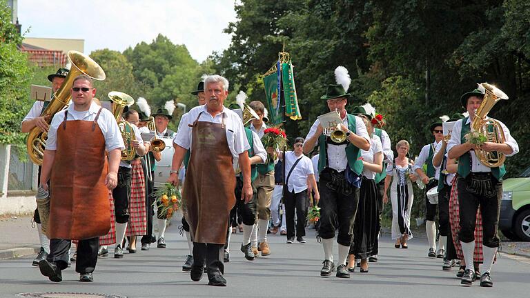 Die ersten Stadtteilkirchweihen kehren zurück. Nach den Bürgervereinen Eselshöhe und Altstadt folgen in den nächsten Wochen die Feste in der Gartenstadt, am Klingenbrunn und am Bergl. Festumzüge (wie hier am Klingenbrunn 2018) sind ein beliebter Brauch bei vielen Kirchweihen.