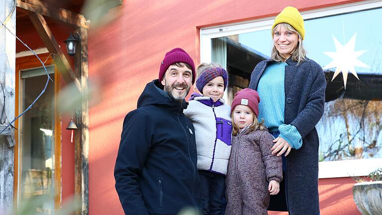 Thomas und Maike Meyer mit ihren Töchtern Marlen (Zweite von links) und Elise auf der Terrasse ihres Traumhauses in Wiesentheid. Thomas und Maike Meyer mit ihren Töchtern Marlen (Zweite von links) und Elise auf der Terrasse ihres Traumhauses in Wiesentheid. 