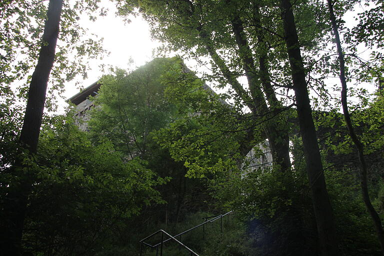 Die Ruine der Reußenburg im Truppenübungsplatz Hammelburg.