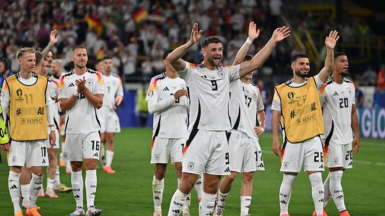Euro 2024: Deutschland - Dänemark       -  Niclas Füllkrug (vorn) und seine Teamgefährten jubeln nach dem Sieg gegen Dänemark.