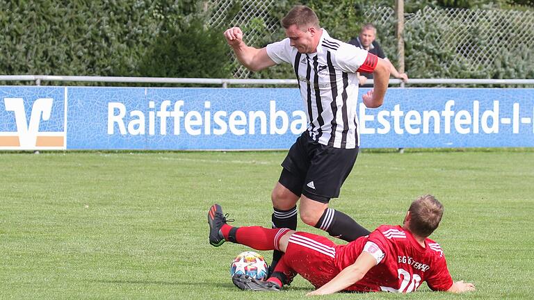 Torschütze Moritz Dopf im Duell mit dem Estenfelder Niklas Muench. Am Sonntag waren die Hopferstädter nicht nur in diesem Duell oben auf.