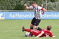 Torschütze Moritz Dopf im Duell mit dem Estenfelder Niklas Muench. Am Sonntag waren die Hopferstädter nicht nur in diesem Duell oben auf.