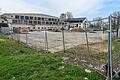 An der Rückseite des Hangars in der Rottendorfer Straße soll die Grundschule am Hubland entstehen. Das Grundstück stellt die Planer vor einige Herausforderungen.