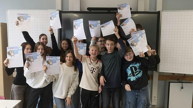 Mit Begeisterung nahmen Schülerinnen und Schüler der Klasse 7a am Informatikbiber teil und freuen sich über ihre Urkunden. Mit Begeisterung nahmen Schülerinnen und Schüler der Klasse 7a am Informatikbiber teil und freuen sich über ihre Urkunden.