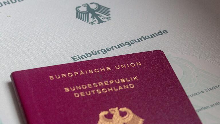 Einbürgerungsurkunde und Reisepass       -  In München haben sich die Antragszahlen seit Juni 2024 laut einer Sprecherin ungefähr verdoppelt. (Symbolbild)