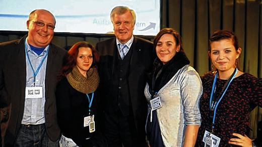 Jugendliche aus Waldbüttelbrunn beim Empfang des Ministerpräsidenten Horst Seehofer (Bildmitte) in München. Im Bild: (von links) Gemeindejugendpfleger Michael Langenhorst mit den Schülerinnen Mona Hilbert, Jennifer Beer und Evelin Dürr (Mittelschule Waldbrunn).