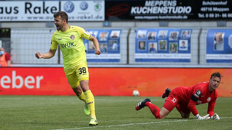 Das war der erste Streich: Robert Herrmann dreht zum Jubeln ab, Meppens Keeper Eric Domaschke liegt geschlagen am Boden. Das war der erste Streich: Robert Herrmann dreht zum Jubeln ab, Meppens Keeper Eric Domaschke liegt geschlagen am Boden.