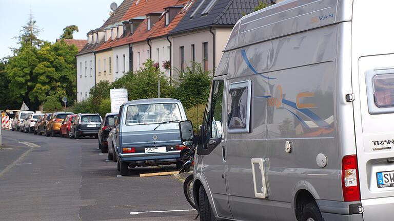 Zählt dieser Kastenwagen in der Spalatinstraße als Wohnmobil, Lkw oder Pkw? Im Zweifelsfall wird der Außendienst der Verkehrsüberwachung das anhand des Kennzeichens prüfen.