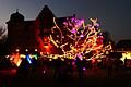 Im Schlossgarten strahlte nach Einbruch der Dunkelheit zur 'Winterszeit' ein hell erleuchteter Baum vor der Kulisse des historischen Gemäuers in Eyrichshof.