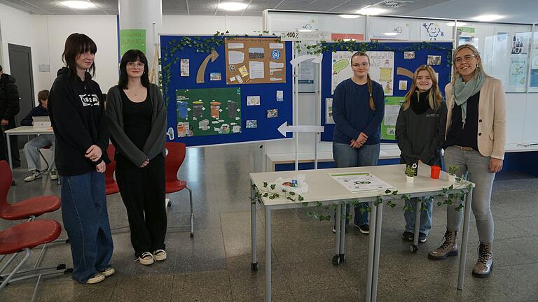 Informationsstand aus der Plakatausstellung. Informationsstand aus der Plakatausstellung.