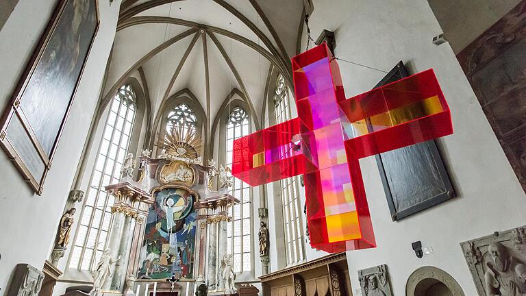 Unter dem Titel&nbsp; 'Lich T raum' sind Lichtinstallationen von Ludger Hinse in ganz Schweinfurt zu sehen. Hier die 'Himmelsleiter' in St. Johannis.