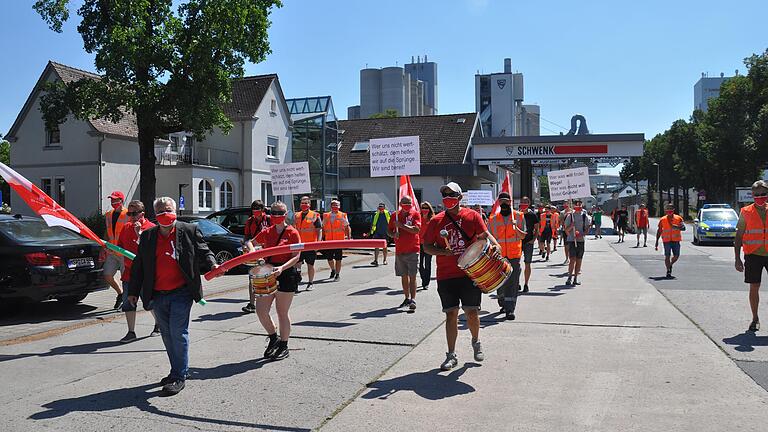 Mit Trommeln und Plakaten: Protestmarsch vom Zementwerk Schwenk zum Karlstadter Marktplatz. Mit Trommeln und Plakaten: Protestmarsch vom Zementwerk Schwenk zum Karlstadter Marktplatz.