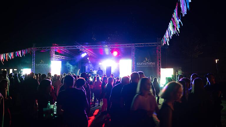 Die 80er und 90er Party sorgte für ordentlich Tanzstimmung auf dem Sportplatz. Die 80er und 90er Party sorgte für ordentlich Tanzstimmung auf dem Sportplatz.