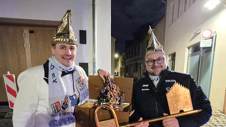 Rathaussturm Hammelburg 2025 - Tobias Vollert und Jean Luca Kröckel von der Ha-Ka-Ge mit dem Stadtschlüssel. Rathaussturm Hammelburg 2025 - Tobias Vollert und Jean Luca Kröckel von der Ha-Ka-Ge mit dem Stadtschlüssel.