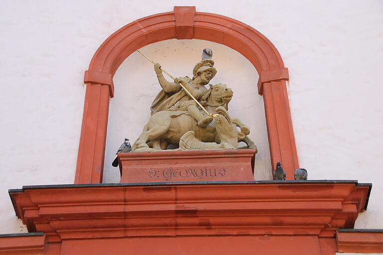 Diese Sandsteinfigur des heiligen Georg befindet sich über dem Hauptportal der Zellinger Kirche. Diese Sandsteinfigur des heiligen Georg befindet sich über dem Hauptportal der Zellinger Kirche.