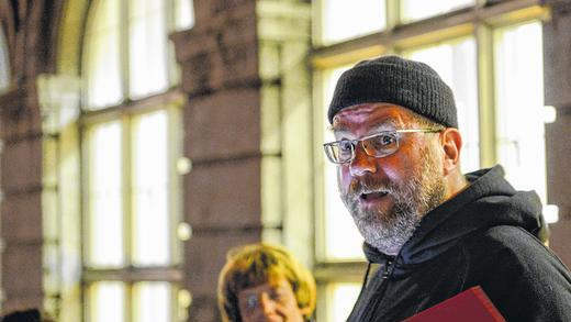 &bdquo;Kennt den wer?&ldquo;: Wolfgang Jung bei seiner Stadtführung über das Wohl und Weh der Würzburger in Bayern.