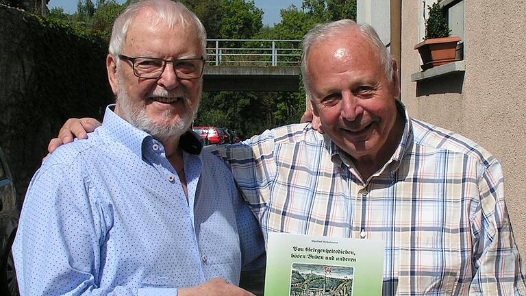 Über die 1860er Jahre in Ochsenfurt und seinen Gässchen schreibt Manfred Hinkelmann (rechts) in seinem neuen Buch &bdquo;Von Gelegenheitsdieben, bösen Buben und anderen&ldquo;. Günter Jäger steuerte Radierungen mit Ansichten von typischen Ochsenfurter Altstadtmotiven bei.