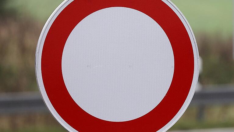 A5 für Abrissarbeiten am Wochenende teilweise gesperrt       -  Die Gemeinde Rhönblick in Thüringen möchte die Gemeindestraße von Gerthausen in den Fladunger Ortsteil Weimarschmieden für den öffentlichen Verkehr sperren. Nur noch Radfahrer, Land- und Forstwirte sollen die Straße nutzen dürfen. Ab 1. Dezember liegen die Unterlagen in Helmershausen aus, auch die bayerischen Nachbarn können dazu Stellung beziehen. Symbolfoto: Bernd Wüstneck, dpa