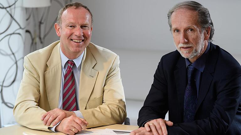 Martin Sachse-Weinert, Leiter des Matthias-Grünewald-Gymnasiums (links), und Christoph Wünsch, Präsident der Musikhochschule. Martin Sachse-Weinert, Leiter des Matthias-Grünewald-Gymnasiums (links), und Christoph Wünsch, Präsident der Musikhochschule.