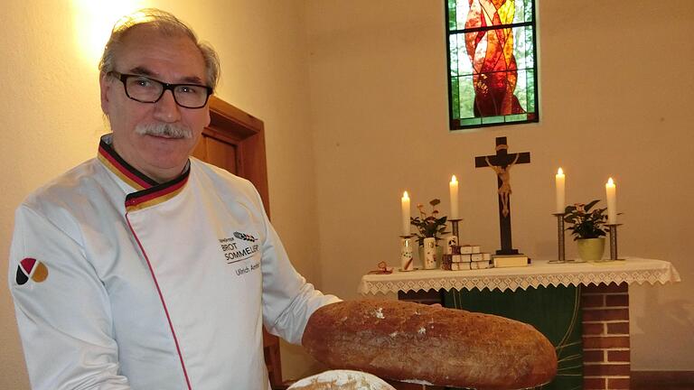 Obermeister Ullrich Amthor  stellte vergangenes Jahr in der evangelischen Kirche von Saal/Saale  verschiedene Brote vor, um auf die Bedeutung dieses wichtigen Nahrungsmittels hinzuweisen.