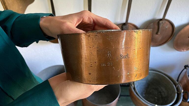Laura Englert zeigt einen Messingtopf, mit dem bereits ihr Urgroßvater im Berliner Hotel Adlon Kempinski gekocht hat. Laura Englert zeigt einen Messingtopf, mit dem bereits ihr Urgroßvater im Berliner Hotel Adlon Kempinski gekocht hat.