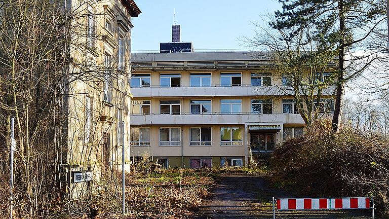 Wieder freie Sicht: Blick von Westen auf das ehemalige Kreiskrankenhaus, das wohl im kommenden Jahr abgerissen und einem Neubau Platz machen wird.