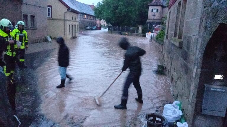 In Rüdenhausen hatte sich am Samstagabend die Marktstraße, die am Schloss vorbei durch den Ort führt, in einen Fluss verwandelt.
