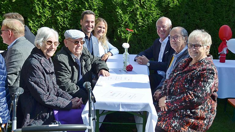 Ehrenbürger Walfried Hein mit Ehefrau, Bürgermeister Manuel Kneuer mit Gattin, Kaspar Pfister und Altbürgermeisterin Helga Fleischer mit Ehemann feierten mit Mitgliedern des Beirats und Ehrengästen. Ehrenbürger Walfried Hein mit Ehefrau, Bürgermeister Manuel Kneuer mit Gattin, Kaspar Pfister und Altbürgermeisterin Helga Fleischer mit Ehemann feierten mit Mitgliedern des Beirats und Ehrengästen.