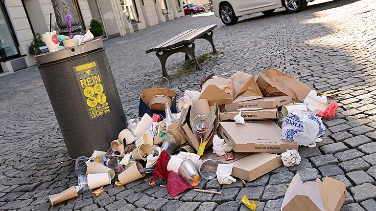 Müllreste       -  Solche Müllansammlungen in der Innenstadt soll eine kommunale Verpackungssteuer zurückdrängen. Bayerische Städte stehen der Steuer bislang zurückhaltend gegenüber. (Archivbild)