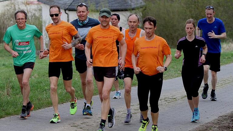 Einen großen Spaß hatten die Teilnehmer bei ihrem Lauftreff mit Dieter Baumann (links), hier oberhalb von Eschenbach. Einen großen Spaß hatten die Teilnehmer bei ihrem Lauftreff mit Dieter Baumann (links), hier oberhalb von Eschenbach.