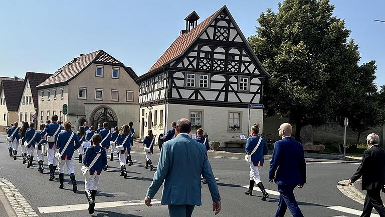 Der Festzug vor dem Alten Rathaus in Reiterswiesen - Der Festzug vor dem Alten Rathaus in Reiterswiesen Der Festzug vor dem Alten Rathaus in Reiterswiesen - Der Festzug vor dem Alten Rathaus in Reiterswiesen