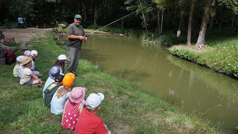 Sandro Kümmeth erklärt den Kindern der Schulvorbereitenden Einrichtung die Unterwasserwelt der Teichanlage. Sandro Kümmeth erklärt den Kindern der Schulvorbereitenden Einrichtung die Unterwasserwelt der Teichanlage.