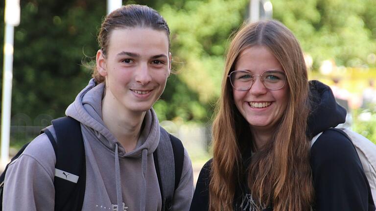 Botond Csarni (16) und Leonie Rügamer (16) aus Marktsteft (von links) wollen bald ihren Führerschein machen. Botond Csarni (16) und Leonie Rügamer (16) aus Marktsteft (von links) wollen bald ihren Führerschein machen.
