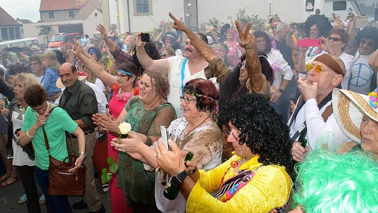 Rödelseer Woodstock-Feeling: Flower-Power, ausgelassene Hippies und allerbeste Stimmung vor dem Elfleinshäusla in Rödelsee. Rödelseer Woodstock-Feeling: Flower-Power, ausgelassene Hippies und allerbeste Stimmung vor dem Elfleinshäusla in Rödelsee.