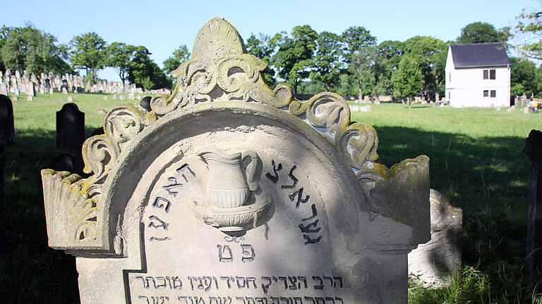 Über den Israelitischen Friedhof am Kapellberg in Gerolzhofen führte Evamaria Bräuer die Austauschschüler der Mae-Boyar-Highschool aus Jerusalem und ihre Alterskollegen und Gastgeber aus den 10. Klassen des Steigerwald-Landschulheims Wiesentheid.