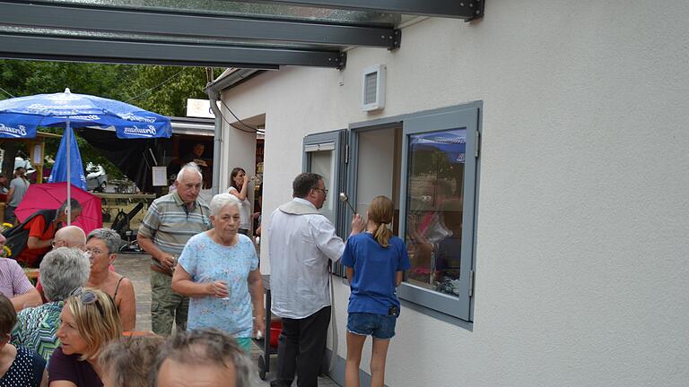 Pfarrer Norbert Wahler und Robert Augustin bei der Segnung. - Pfarrer Norbert Wahler und Robert Augustin bei der Segnung. Pfarrer Norbert Wahler und Robert Augustin bei der Segnung. - Pfarrer Norbert Wahler und Robert Augustin bei der Segnung.