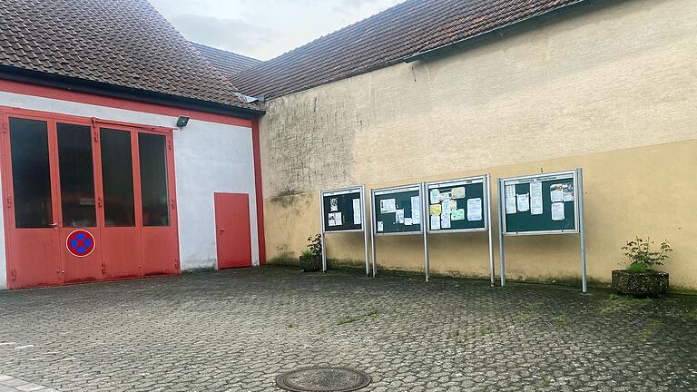 Hier ganz rechts im Bild, am Feuerwehrhaus in Rütschenhausen, soll der Poststation-Automat platziert werden. Der äußerste Schaukasten müsste dann umgesetzt werden.