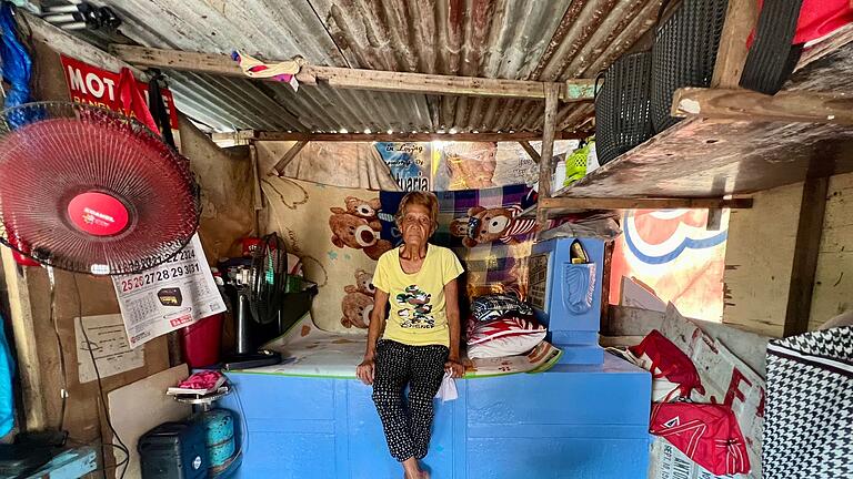 Manila North Cemetery - Der Friedhof-Slum von Manila - Die 74-jährige Erlinda Lopez schläft jede Nacht auf einem Grab. Manila North Cemetery - Der Friedhof-Slum von Manila - Die 74-jährige Erlinda Lopez schläft jede Nacht auf einem Grab.