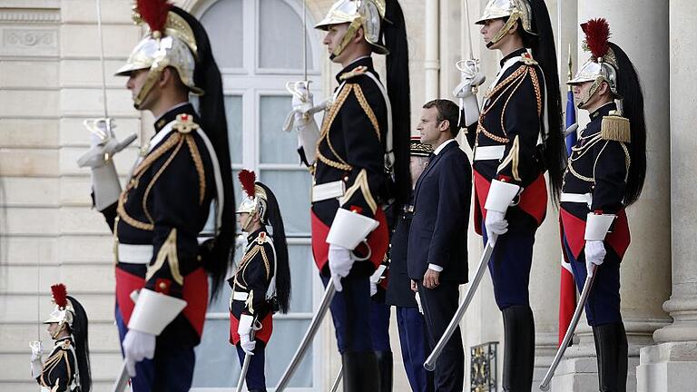 FRANCE-ICOAST-DIPLOMACY       -  Die Arbeitsmarktreform wird die erste große Bewährungsprobe für den französischen Präsidenten. Die Gewerkschaften laufen Sturm und kündigen Proteste an.