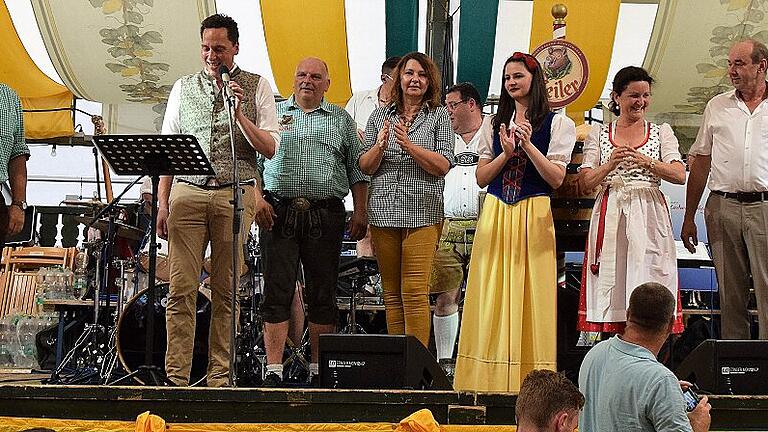 Im Bierzelt eröffnete Bürgermeister Mario Paul auf der Bühne das Fest offiziell. Im Bierzelt eröffnete Bürgermeister Mario Paul auf der Bühne das Fest offiziell.