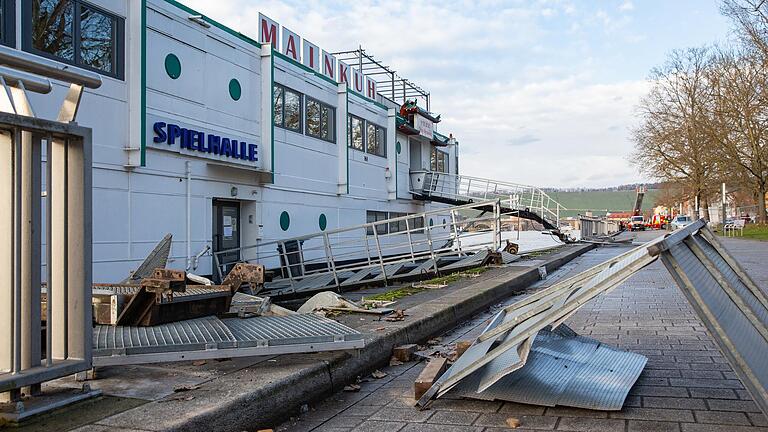 Ziemlich verwüstet sah es nach der Rettungsaktion vor der 'Mainkuh' am Willy-Brandt-Kai in Würzburg aus. Der Bereich bleibt zunächst für Fußgänger gesperrt, die Geländer müssen erst wieder montiert werden. Ziemlich verwüstet sah es nach der Rettungsaktion vor der 'Mainkuh' am Willy-Brandt-Kai in Würzburg aus. Der Bereich bleibt zunächst für Fußgänger gesperrt, die Geländer müssen erst wieder montiert werden. 