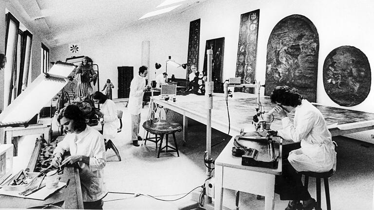1975 wurde das Atelier erweitert (in der Mitte: Peter R. Pracher). 1975 wurde das Atelier erweitert (in der Mitte: Peter R. Pracher).