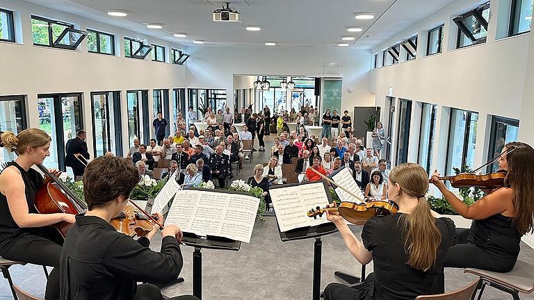 Musizieren, wo andere kuren: Das Salon-Quartett der Berufsfachschule für Musik Bad Königshofen gestaltete den Festakt in der neuen Trinkkur- und Wandelhalle musikalisch.