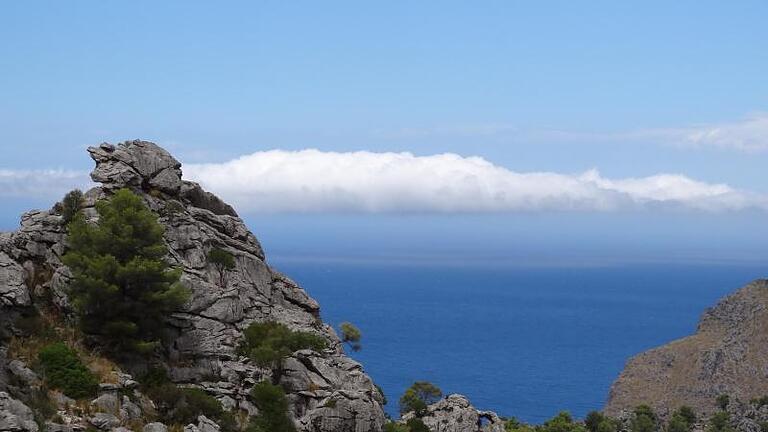 Gebirgskette Serra de Tramuntana im Westen Mallorcas.jpeg       -  Vom Gipfel des Hexenbergs soll der Blick bis zur Serra de Tramuntana und sogar bis zum Meer reichen.